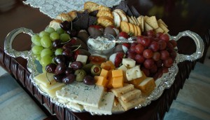 Sm Appetizer Tray- Cheese, Fruit, Crackers, Choc Dipped Strawberries